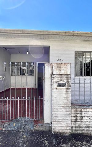 Casa à venda com 220m², 6 quartos e 1 vaga Casa à venda com 220m², 6 quartos e 1 vagaFachada