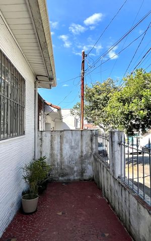 Casa à venda com 220m², 6 quartos e 1 vaga Casa à venda com 220m², 6 quartos e 1 vagaGaragem