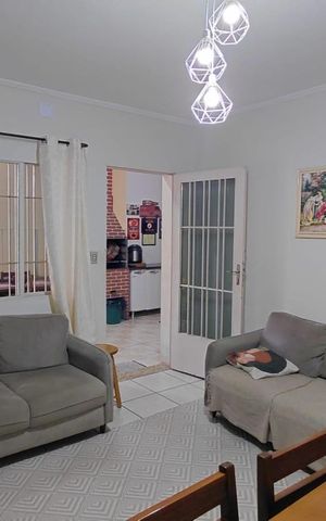 Casa à venda com 230m², 6 quartos e 2 vagas Casa à venda com 230m², 6 quartos e 2 vagasSala