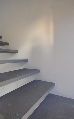 Casa para alugar com 81m², 2 quartos e 1 vagaEscada de acesso a cobertura