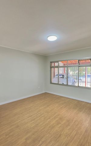 Casa à venda com 113m², 4 quartos e 2 vagas Casa à venda com 113m², 4 quartos e 2 vagasSala