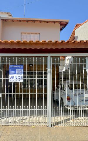 Casa à venda com 113m², 4 quartos e 2 vagas Casa à venda com 113m², 4 quartos e 2 vagasPlaca instalada na fachada do imóvel