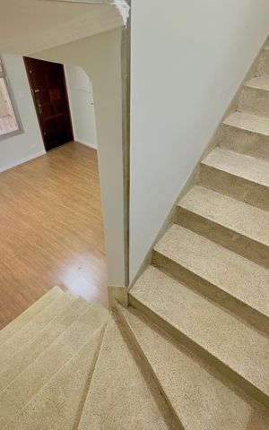 Casa à venda com 113m², 4 quartos e 2 vagas Casa à venda com 113m², 4 quartos e 2 vagasEscada