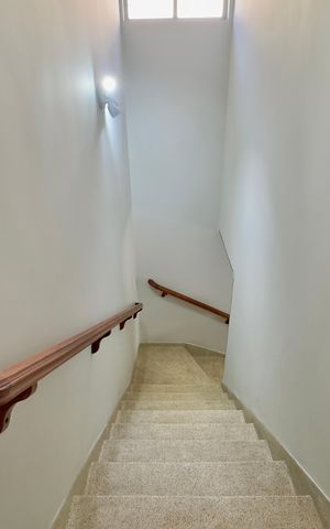 Casa à venda com 113m², 4 quartos e 2 vagas Casa à venda com 113m², 4 quartos e 2 vagasEscada