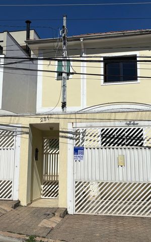 Casa à venda com 190m², 3 quartos e 2 vagas Casa à venda com 190m², 3 quartos e 2 vagasFachada
