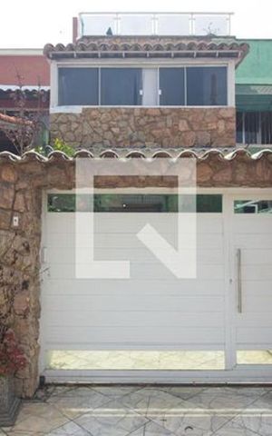 Casa de condomínio à venda com 75m², 4 quartos e 3 vagas Casa de condomínio à venda com 75m², 4 quartos e 3 vagasFachada
