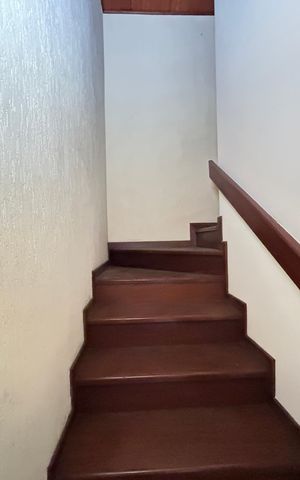 Casa para alugar com 240m², 3 quartos e 3 vagasEscada