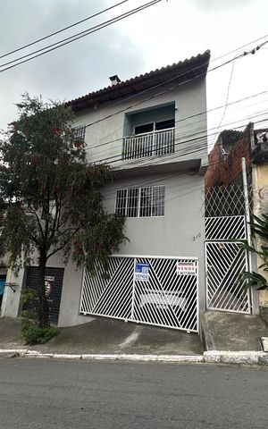 Casa à venda com 276m², 6 quartos e 2 vagas Casa à venda com 276m², 6 quartos e 2 vagasFachada