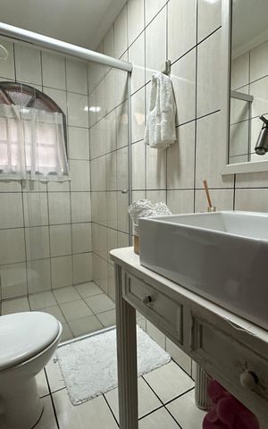 Casa à venda com 120m², 3 quartos e 2 vagas Casa à venda com 120m², 3 quartos e 2 vagasBanheiro 1
