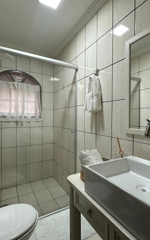 Casa à venda com 120m², 3 quartos e 2 vagas Casa à venda com 120m², 3 quartos e 2 vagasBanheiro 1