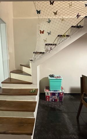 Casa à venda com 120m², 3 quartos e 2 vagas Casa à venda com 120m², 3 quartos e 2 vagasEscada