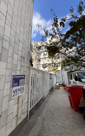 Apartamento à venda com 135m², 3 quartos e 2 vagas Apartamento à venda com 135m², 3 quartos e 2 vagasPlaca