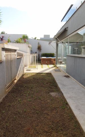 Casa de condomínio para alugar com 350m², 5 quartos e 4 vagasQuintal