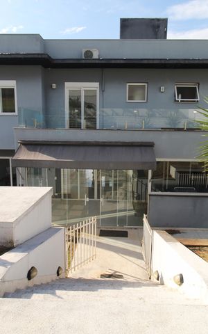Casa de condomínio para alugar com 350m², 5 quartos e 4 vagasFachada Fundos
