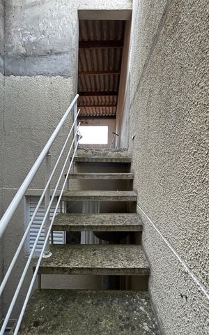 Casa à venda com 110m², 3 quartos e 2 vagas Casa à venda com 110m², 3 quartos e 2 vagasEscada