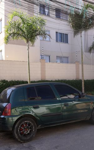 Apartamento para alugar com 47m², 1 quarto e sem vagaPlaca GRANDE instalada na grade da fachada do condomínio, dia 05.08.2026 - Código da placa: UYLW-651
