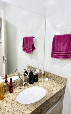 Casa à venda com 68m², 2 quartos e 2 vagas Casa à venda com 68m², 2 quartos e 2 vagasBanheiro da suíte 1