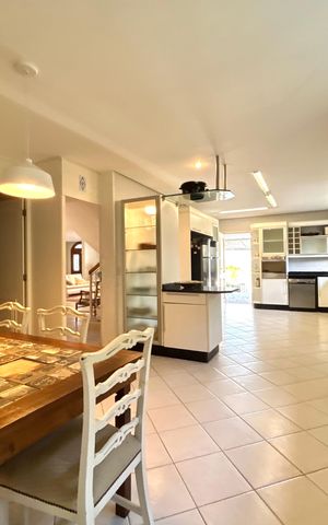 Casa para alugar com 660m², 4 quartos e 4 vagas Casa para alugar com 660m², 4 quartos e 4 vagasCozinha