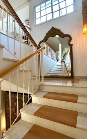 Casa para alugar com 660m², 4 quartos e 4 vagas Casa para alugar com 660m², 4 quartos e 4 vagasEscada