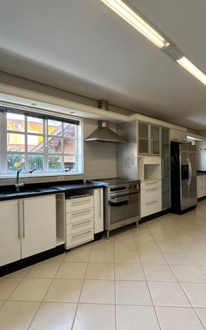 Casa para alugar com 660m², 4 quartos e 4 vagas Casa para alugar com 660m², 4 quartos e 4 vagasCozinha