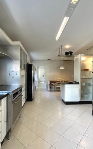 Casa para alugar com 660m², 4 quartos e 4 vagas Casa para alugar com 660m², 4 quartos e 4 vagasCozinha