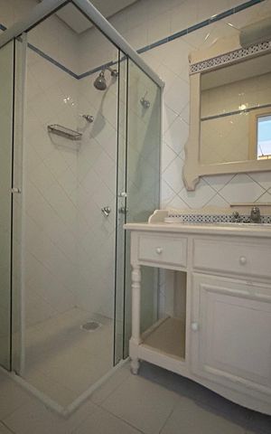 Casa para alugar com 660m², 4 quartos e 4 vagas Casa para alugar com 660m², 4 quartos e 4 vagasBanheiro Social