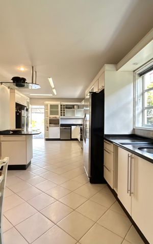 Casa para alugar com 660m², 4 quartos e 4 vagas Casa para alugar com 660m², 4 quartos e 4 vagasCozinha