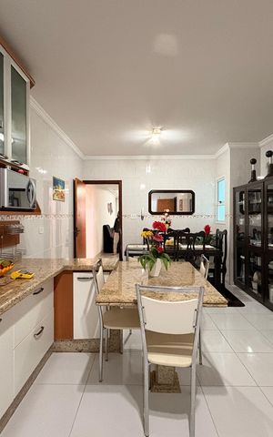 Casa à venda com 160m², 4 quartos e 4 vagas Casa à venda com 160m², 4 quartos e 4 vagasCozinha