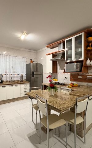 Casa à venda com 160m², 4 quartos e 4 vagas Casa à venda com 160m², 4 quartos e 4 vagasCozinha