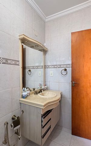 Casa à venda com 160m², 4 quartos e 4 vagas Casa à venda com 160m², 4 quartos e 4 vagasBanheiro suíte 1