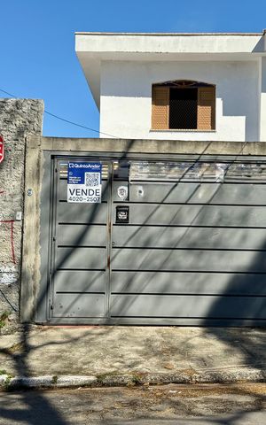 Casa à venda com 147m², 3 quartos e 2 vagas Casa à venda com 147m², 3 quartos e 2 vagasFachada