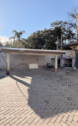 Casa à venda com 128m², 4 quartos e 2 vagasGaragem e quintal da frente