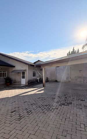 Casa à venda com 128m², 4 quartos e 2 vagasGaragem e quintal da frente
