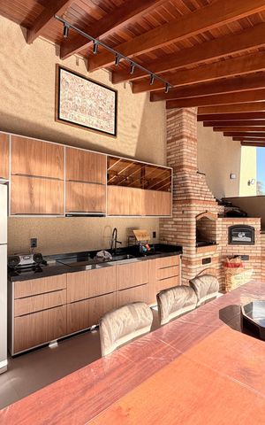 Casa à venda com 128m², 4 quartos e 2 vagasQuintal com piscina e churrasqueira
