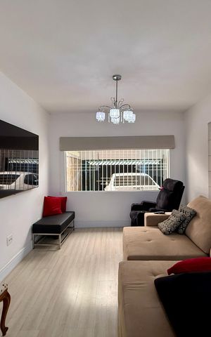 Casa à venda com 240m², 3 quartos e 2 vagas Casa à venda com 240m², 3 quartos e 2 vagasSala