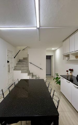 Casa à venda com 240m², 3 quartos e 2 vagas Casa à venda com 240m², 3 quartos e 2 vagasSala