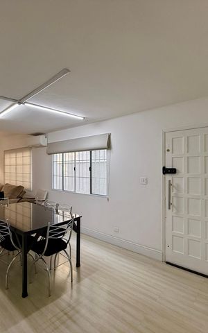 Casa à venda com 240m², 3 quartos e 2 vagas Casa à venda com 240m², 3 quartos e 2 vagasSala