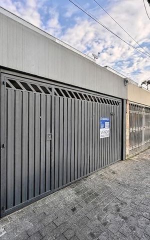 Casa à venda com 240m², 3 quartos e 2 vagas Casa à venda com 240m², 3 quartos e 2 vagasFachada