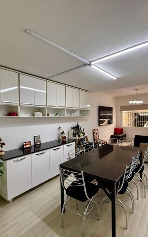 Casa à venda com 240m², 3 quartos e 2 vagas Casa à venda com 240m², 3 quartos e 2 vagasSala