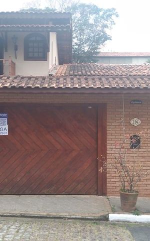 Casa para alugar com 250m², 4 quartos e 4 vagas Casa para alugar com 250m², 4 quartos e 4 vagasFachada