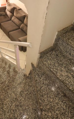 Casa à venda com 100m², 3 quartos e 2 vagasEscada