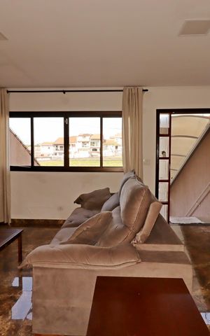 Casa à venda com 245m², 3 quartos e 2 vagasSala