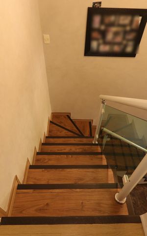 Casa à venda com 245m², 3 quartos e 2 vagasEscada para os Quartos