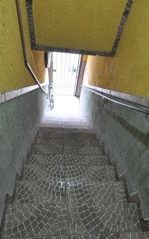 Casa à venda com 75m², 1 quarto e sem vagaEscada de acesso