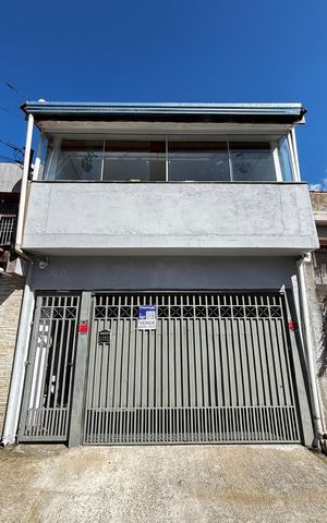 Casa à venda com 175m², 2 quartos e 1 vaga Casa à venda com 175m², 2 quartos e 1 vagaFachada