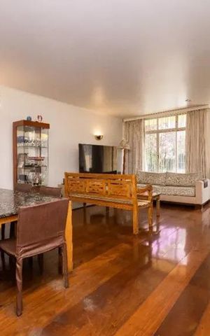 Casa à venda com 256m², 5 quartos e 3 vagas Casa à venda com 256m², 5 quartos e 3 vagasSala