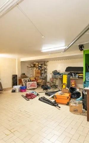 Casa à venda com 256m², 5 quartos e 3 vagas Casa à venda com 256m², 5 quartos e 3 vagasGaragem