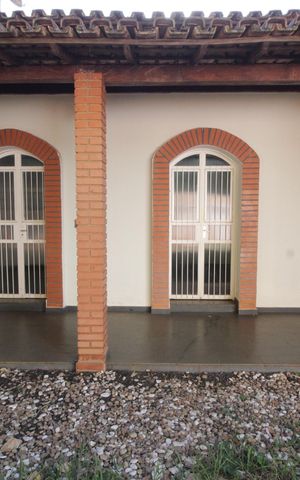 Casa para alugar com 380m², 6 quartos e 4 vagasFachada