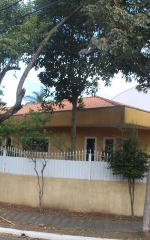 Casa para alugar com 282m², 4 quartos e 4 vagasFachada