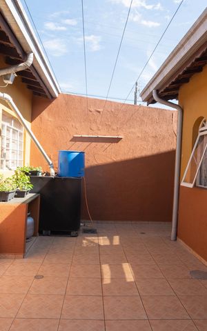 Casa à venda com 127m², 2 quartos e 4 vagas Casa à venda com 127m², 2 quartos e 4 vagasQuintal